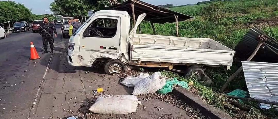 Estudiante que esperaba el bus resulta lesionada tras grave choque en Usulután 