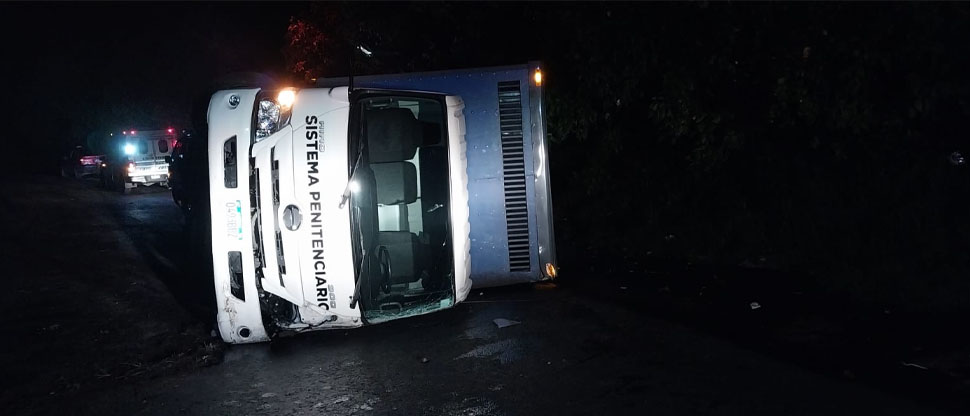 Camión que transportaba presos vuelca en Guatemala, hay dos guardias lesionadas 