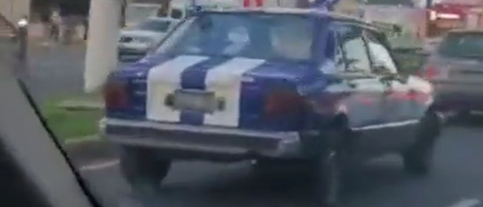 Salvadoreño orgulloso personaliza su carro con los colores de la bandera 