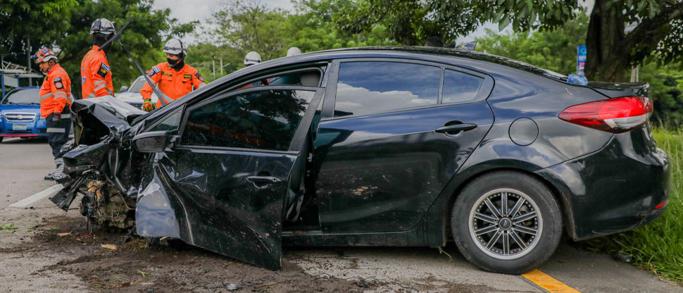 Persona queda atrapada entre los hierros retorcidos de carro tras chocar con árbol 