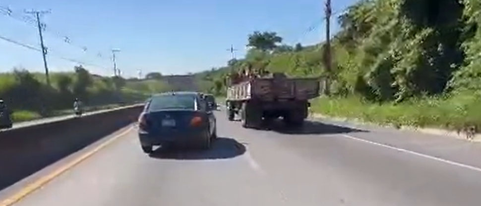 Captan instante cuando «carro kamikaze» se lanza contra las llantas traseras de camión