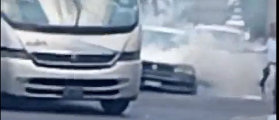 Carro se incendia en el centro de San Salvador 