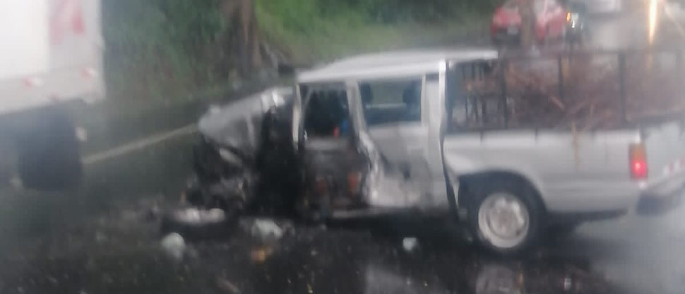 Fuerte choque entre pick up y camión bloquea un carril en el sector de “Quebrada Seca”