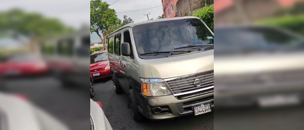 Denuncian a conductor que pudo ocasionar un accidente tras manejar en sentido contrario