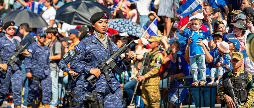 Salvadoreños disfrutan una fiesta cívica en el desfile conmemorando la independencia