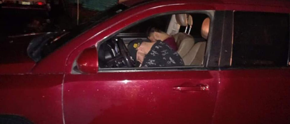 Amigos “pasados de copas” se quedan dormidos dentro de su carro en Los Chorros 