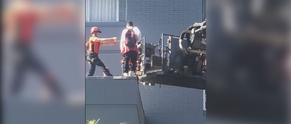 Captan momento cuando evitan que salvadoreño se quite la vida saltando de edificio en Guatemala