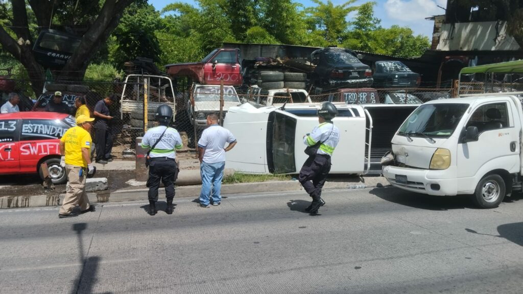 Reportan pick up volcado tras choque en carretera Troncal del Norte