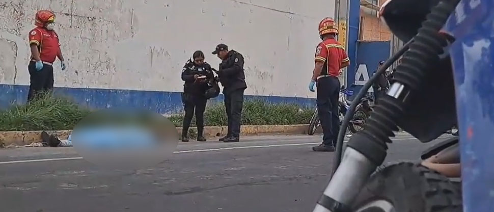 Abandonan cadáver de mujer en Guatemala con letrero que decía: “Por extorsionista”