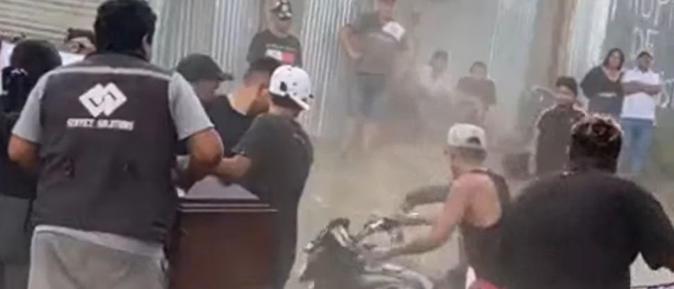 Entre motos y balazos al aire dan último adiós a pandillero en Ecuador