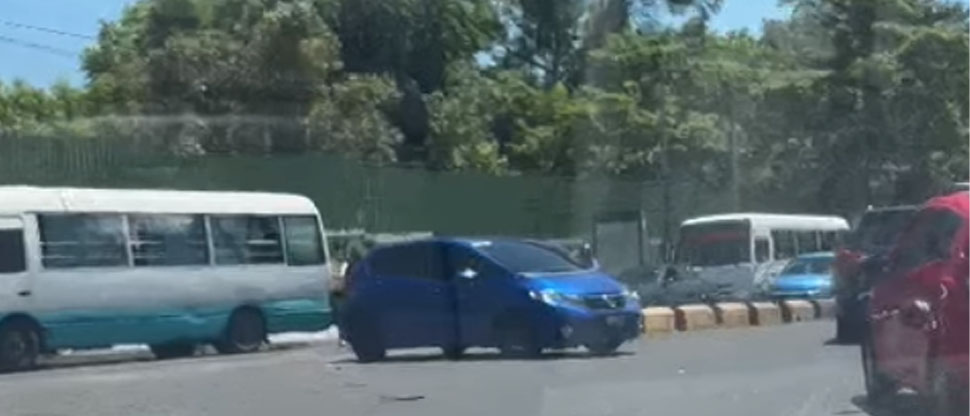 Automovilista pone en riesgo su vida y la de terceros haciendo giro prohibido en redondel