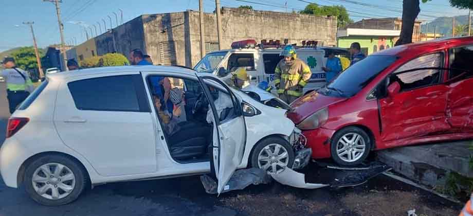 Reportan dos lesionados tras fuerte accidente de tránsito en Santa Ana