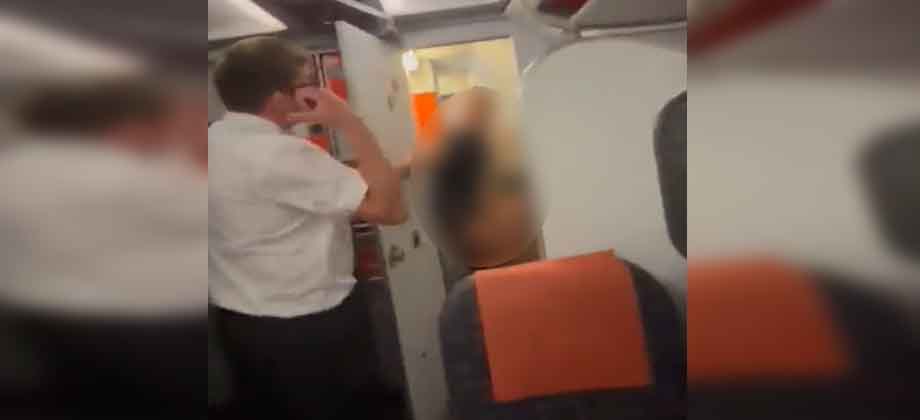 Captan a pareja teniendo intimidad en el baño de un avión a Ibiza