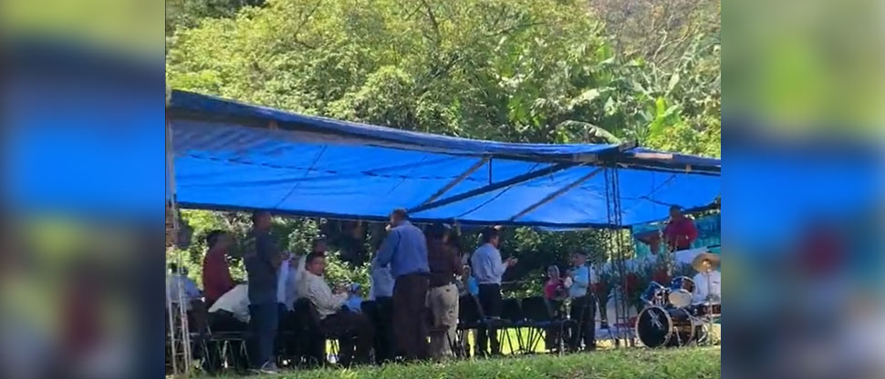 Señor grita a miembros de iglesia que bajen el volumen del culto porque no lo dejan descansar