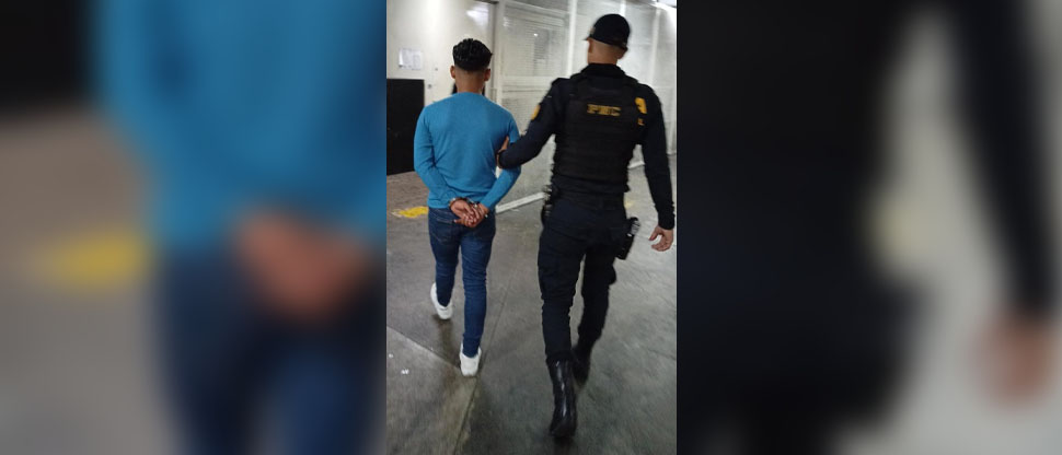 Joven le arranca la oreja de una mordida a su amigo en pelea por una mujer 