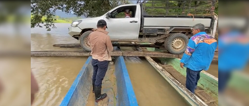 Por falta de un puente, hondureños se las ingenian para cruzar vehículos en un río