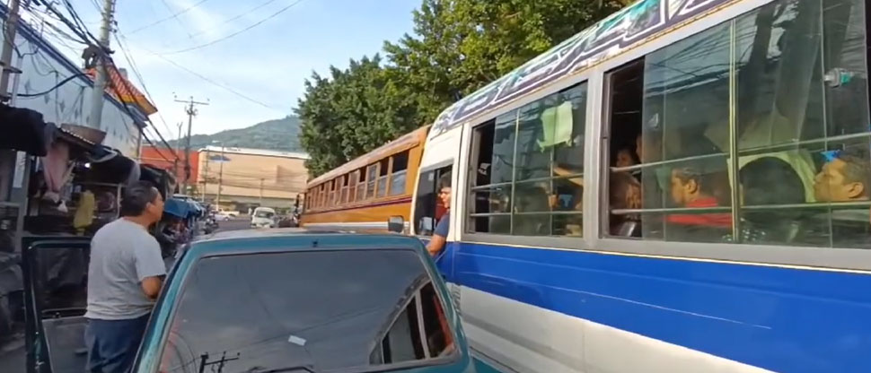 INTOLERANCIA: Automovilista le «echa el carro» a microbusero de la 41 en Soyapango