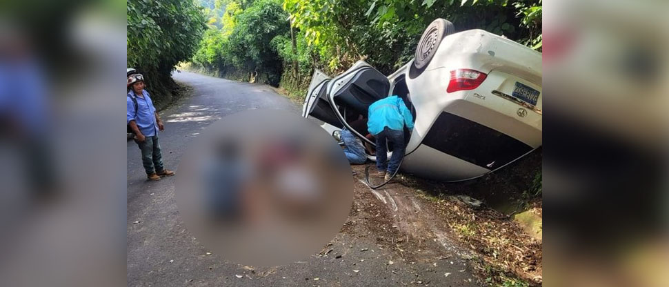 Tres personas resultan lesionadas luego que carro volcara en peligrosa curva en Talnique 