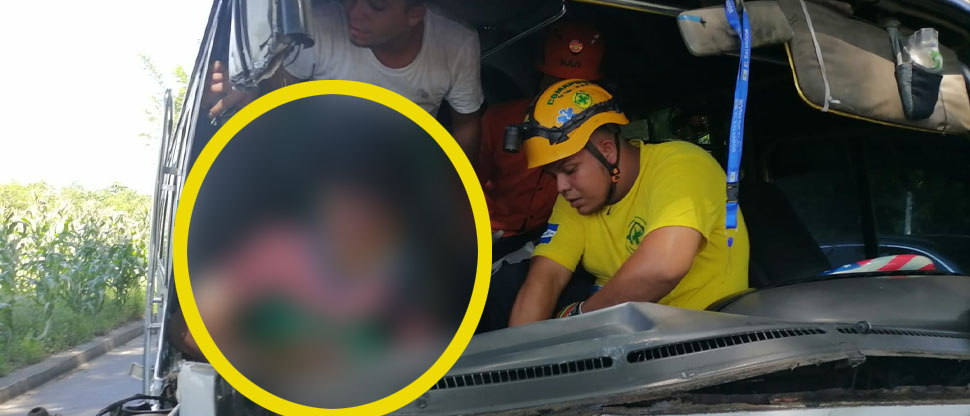 Estos son los angustiantes momentos del rescate de pasajera atrapada en microbús tras fuerte choque