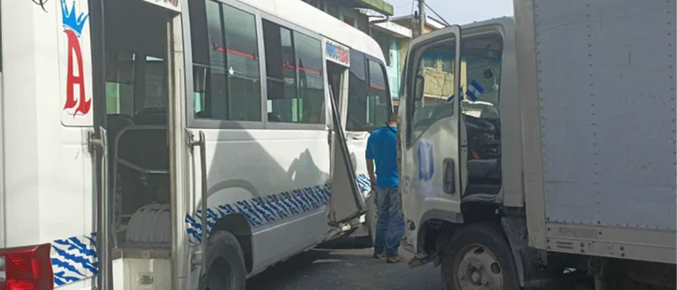 Seis pasajeros de microbús de la ruta 38 resultan lesionados tras fuerte choque con camión