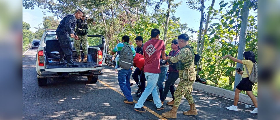 Militares auxilian a motociclista y su acompañante tras sufrir fuerte accidente en San Miguel