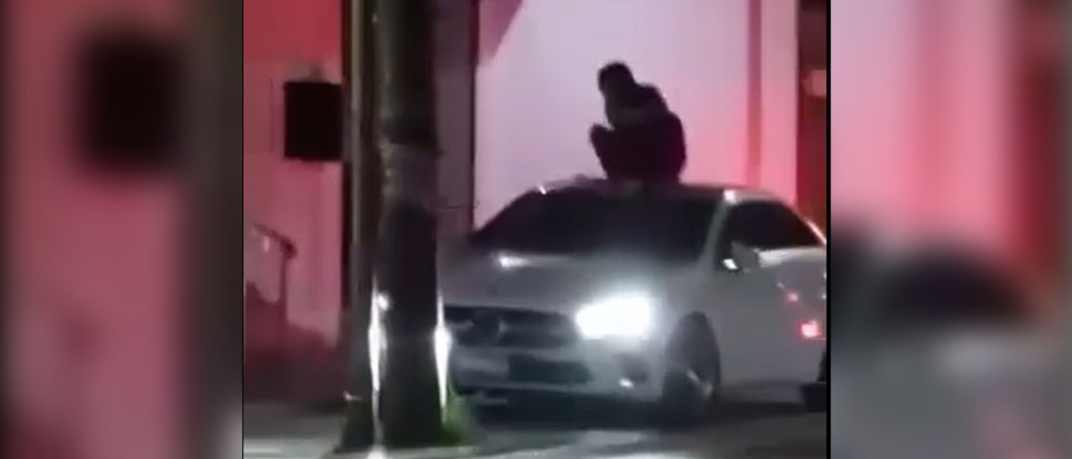 Mujer se sube al techo del carro de su esposo tras descubrirlo con su amante en Cojutepeque