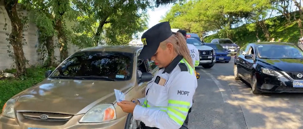 Multan a automovilistas que circulaban sobre el hombro de la carretera en el bulevar Monseñor Romero 