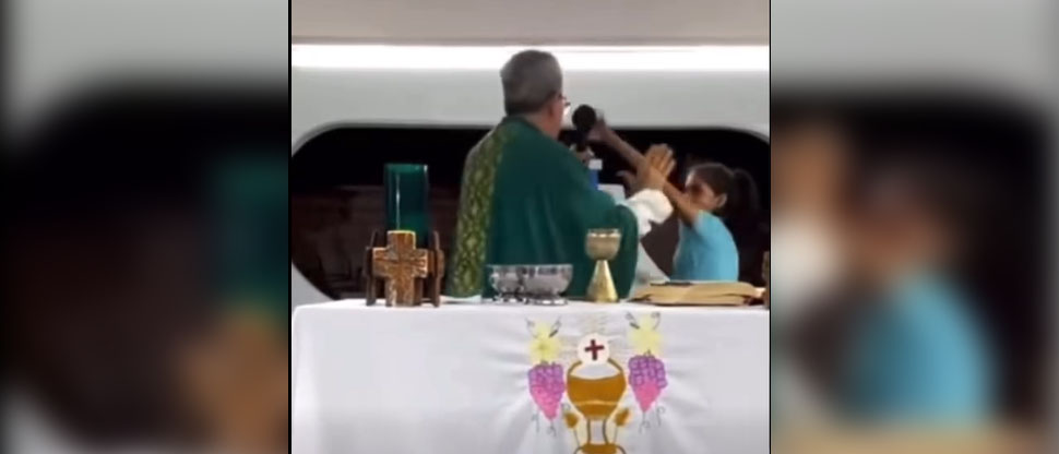 VIDEO: Niña interrumpe la misa y le intenta arrebatar el micrófono al sacerdote