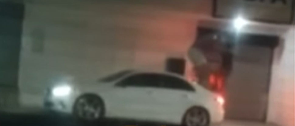 Publican segunda parte de video donde mujer se sube a techo de carro tras descubrir infidelidad