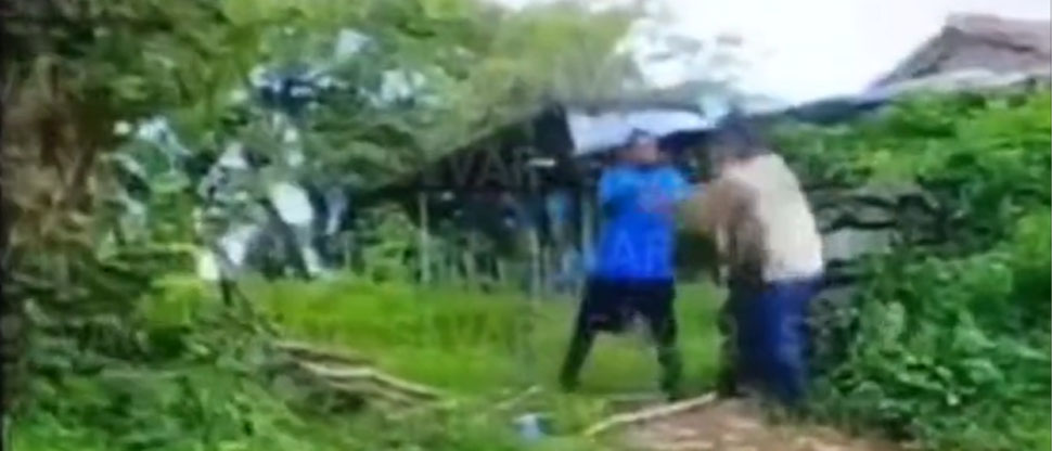 Joven y adulto mayor se enfrentan en feroz pelea por una barra en Chalatenango  