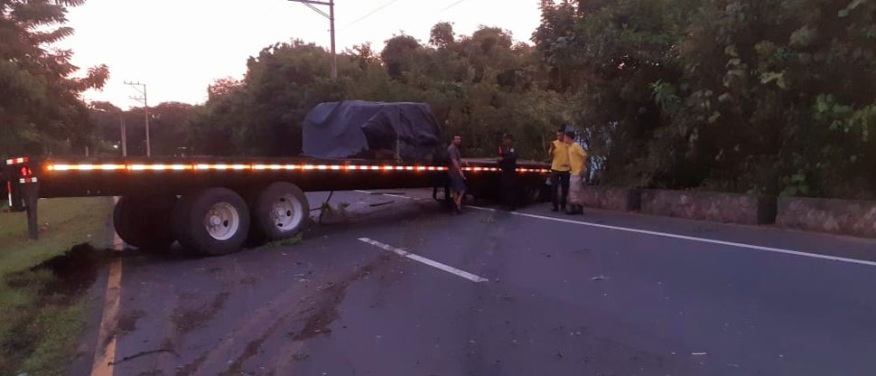Rastra queda atravesada en la carretera a Santa Ana tras aparatoso accidente