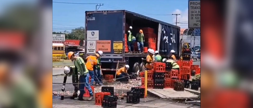 Camión que transportaba bebidas gaseosas se accidenta y derrama su carga en la calle