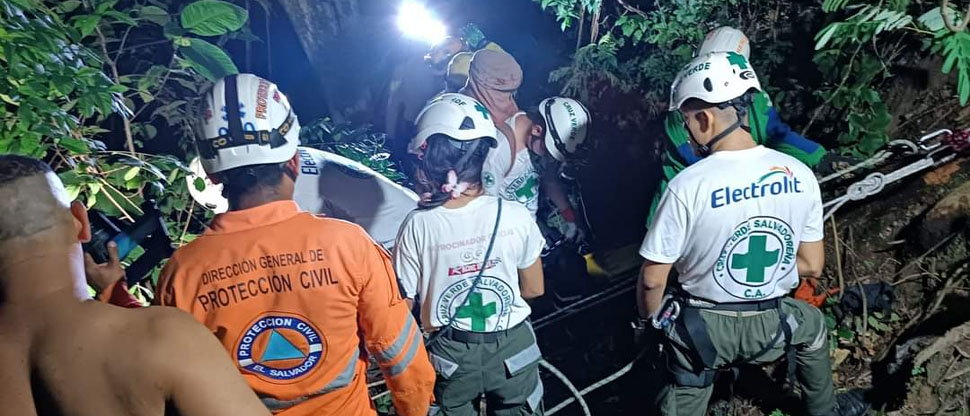 Rescatan a joven que cayó a barranco de 45 metros de profundidad en Mariona 