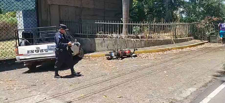 Motociclista queda debajo de pick up tras fatal accidente en Sonsonate