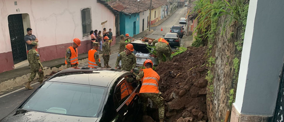 Vehículos resultan dañados tras colapso de un muro en una vivienda de Cabañas
