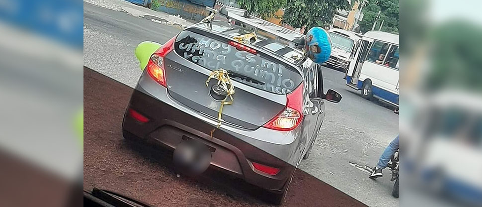 Salvadoreño celebra el final de su proceso en la lucha contra el cáncer