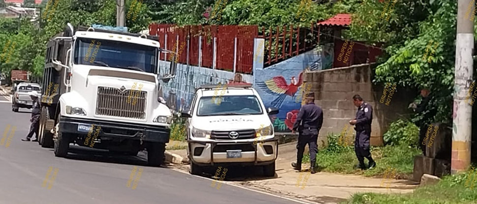 Abuelita se salva de milagro y queda debajo de volqueta en Nahuizalco 