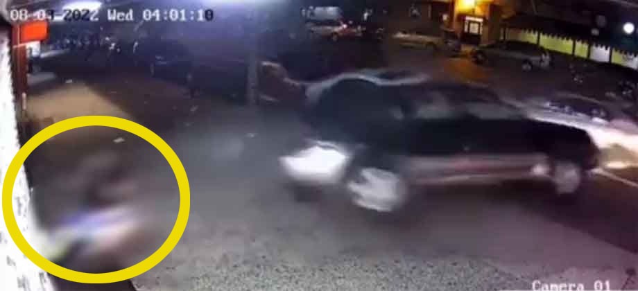 Conductor atropella a dos peatones que platicaban tranquilamente en EEUU