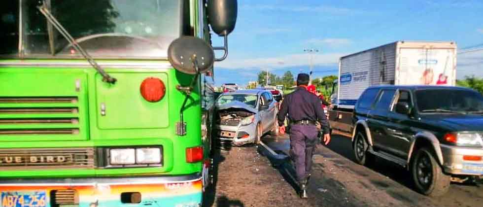 Reportan varios lesionados tras fuerte choque entre un vehículo y un ...