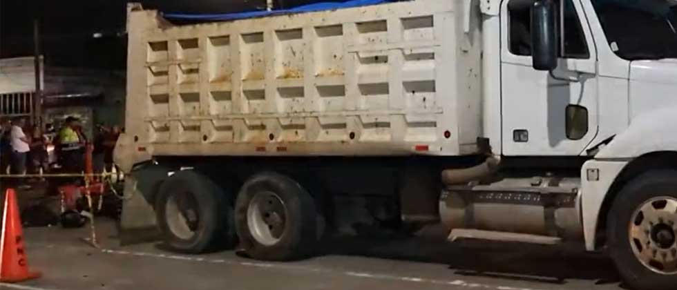 Repartidor de comida fallece tras chocar contra un camión