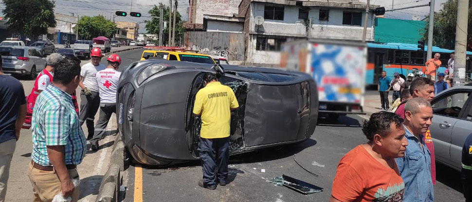 Joven conductora pierde el control de su vehículo y vuelca sobre Alameda Juan Pablo II