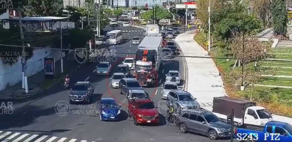 VIDEO: Cámaras captan choque entre vehículo liviano y un furgón en Salvador del Mundo