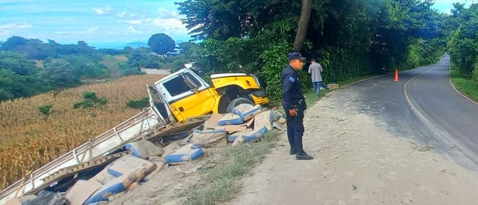 Cemento queda esparcido tras accidentarse camión en carretera al Cerro Verde