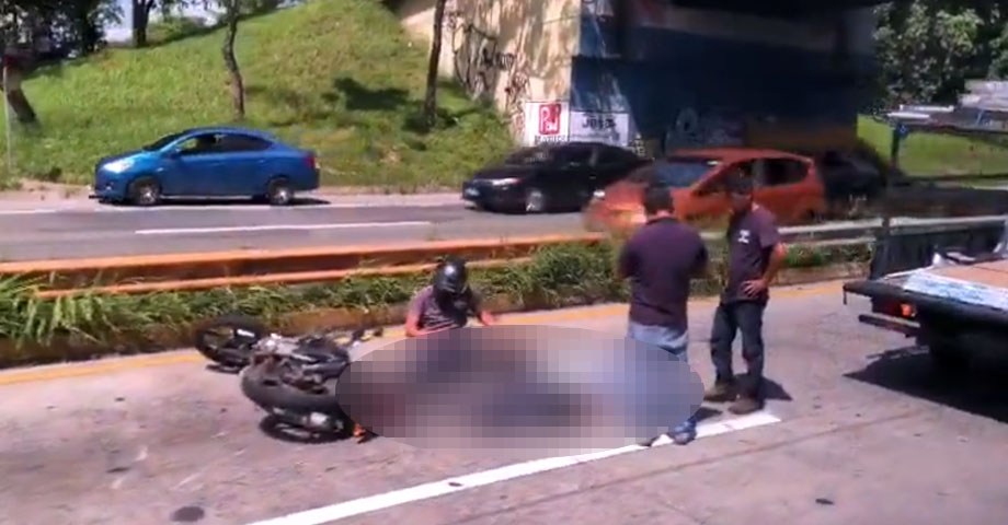 Pareja que se conducía en motocicleta sufre fuerte accidente en autopista al Aeropuerto