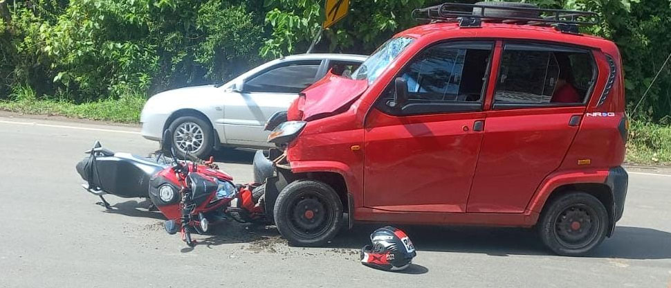 Cuatro lesionados deja choque entre vehículo y motociclista en Santa Ana