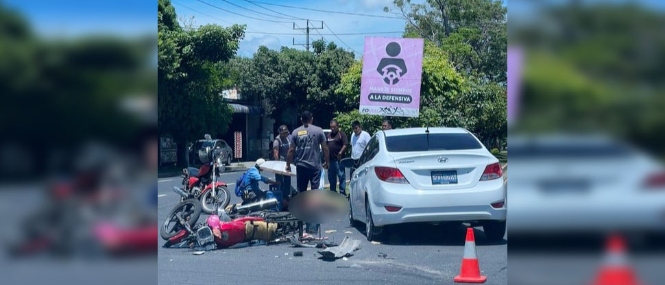 Motocicleta queda tendido sobre el pavimento tras chocar contra un vehículo