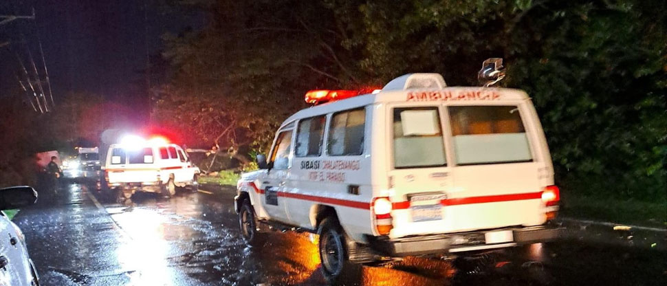 Árbol cae sobre vehículo y deja varios lesionados en carretera Troncal del Norte