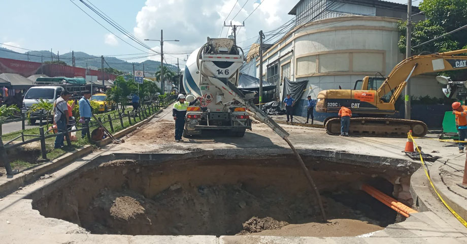 Equipos del Gobierno reparan en tiempo récord cárcava formada cerca del mercado La Tiendona