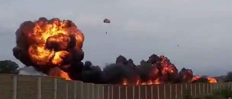 Avión de acrobacia se estrella y mata a niña de 5 años