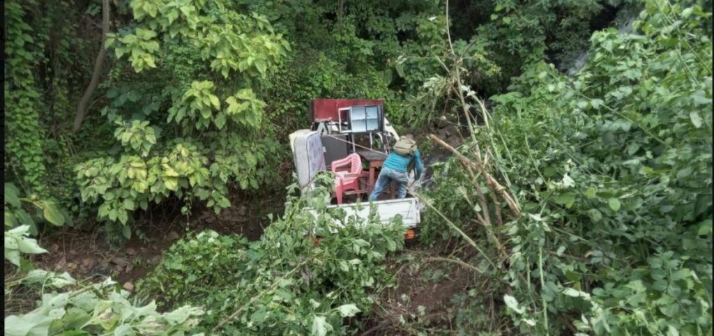 Conductor de camión pierde el control, se sale de la calle y cae en un barranco